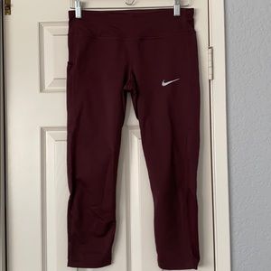 Nike maroon capris. EUC. Capri leggings w pockets.